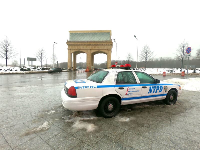 москва россия 27 февраля 2021 : полицейская машина сша nypd стоит на улице города. копия выставки. а стоковое изображение