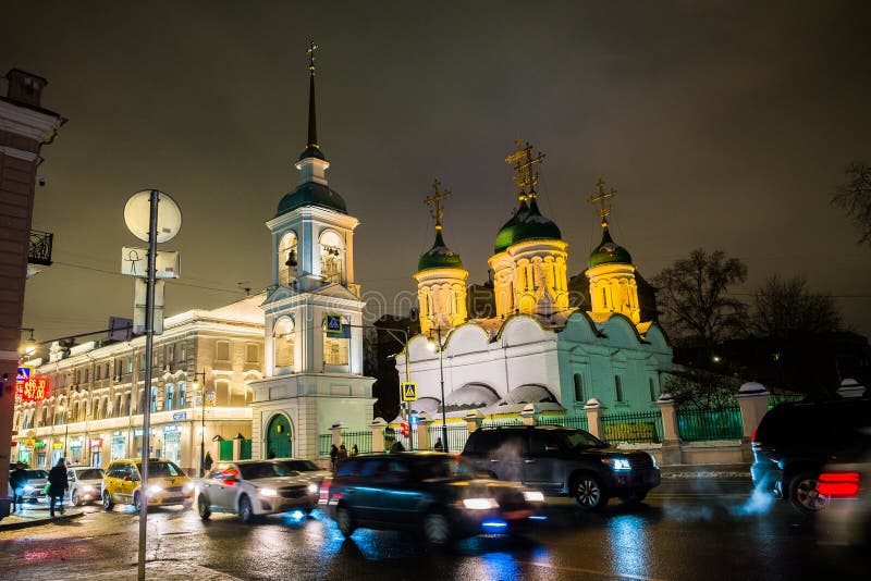 МОСКВА, РОССИЯ, 23-ЬЕ ЯНВАРЯ 2019: Церковь святой троицы в листах Взгляд зимы ночи стоковые изображения rf МОСКВА, РОССИЯ, 23-ЬЕ ЯНВАРЯ 2019: Церковь святой троицы в листах Взгляд зимы ночи стоковые изображения rf