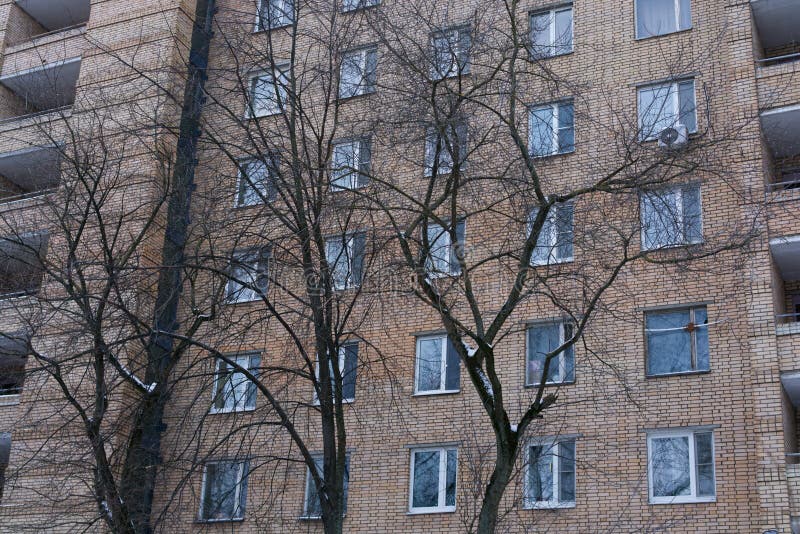 Московская русская 11 декабря 2021 : жилой многоэтажный кирпичный дом с окнами стоковые фото