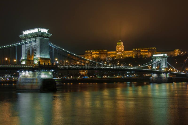 Мост budapests цепной и замок буды ночью стоковые фотографии rf