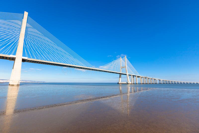 Мост Gama Vasco da (Gama) Ponte Vasco da, Лиссабон стоковое изображение rf Мост Gama Vasco da (Gama) Ponte Vasco da, Лиссабон стоковое изображение rf