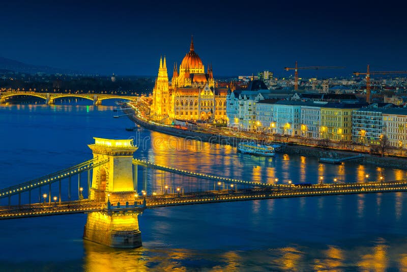 Мост Iluminated цепной и здание на сумерках, Будапешт парламента, Венгрия стоковые изображения rf Мост Iluminated цепной и здание на сумерках, Будапешт парламента, Венгрия стоковые изображения rf