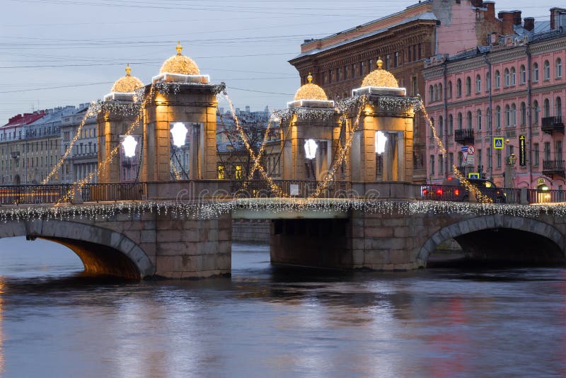 Мост Lomonosov в освещении ` s Нового Года на пасмурном утре в декабре святой petersburg стоковое изображение rf Мост Lomonosov в освещении ` s Нового Года на пасмурном утре в декабре святой petersburg стоковое изображение rf