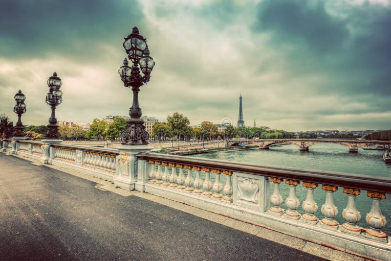 Мост Pont Александра III в Париже, Франции башня перемета реки eiffel стоковое фото