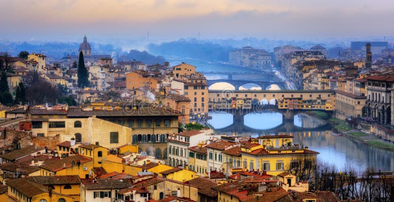 Мост Ponte Vecchio над рекой Арно в старом городке Флоренсе, Италии стоковая фотография Мост Ponte Vecchio над рекой Арно в старом городке Флоренсе, Италии стоковая фотография