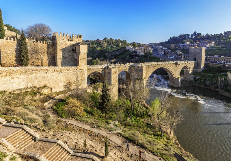 Мост Puente de Сан Мартина над рекой Tajo в Toledo, Испании стоковое фото Мост Puente de Сан Мартина над рекой Tajo в Toledo, Испании стоковое фото