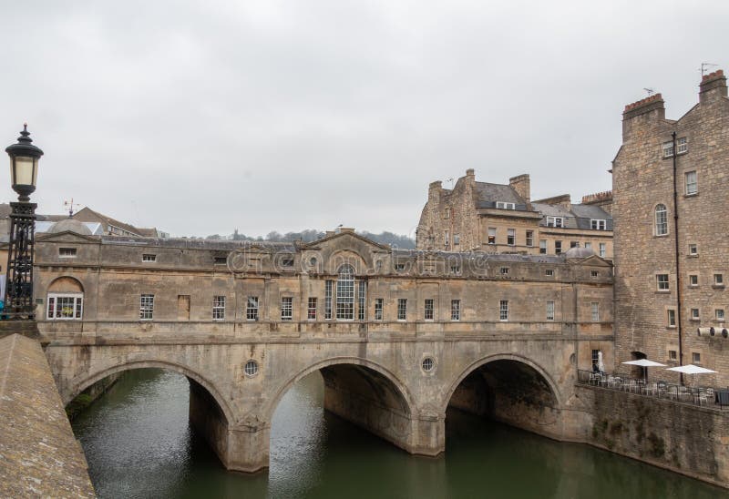 Мост Pulteney в ванне на пасмурный день стоковая фотография rf Мост Pulteney в ванне на пасмурный день стоковая фотография rf