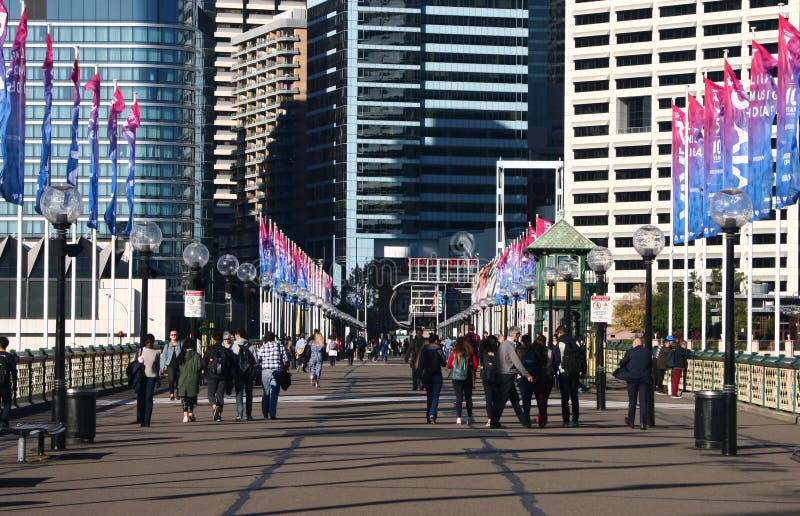 Мост Pyrmont наследия с красочными флагштоками и светлыми столбами на обеих сторонах на заливе куколя, гавани милочки, Сиднее, Ав стоковое изображение rf Мост Pyrmont наследия с красочными флагштоками и светлыми столбами на обеих сторонах на заливе куколя, гавани милочки, Сиднее, Ав стоковое изображение rf