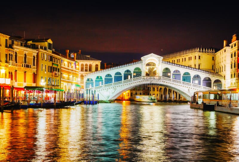 Мост Rialto (Ponte Di Rialto) в Венеции, Италии стоковые изображения Мост Rialto (Ponte Di Rialto) в Венеции, Италии стоковые изображения