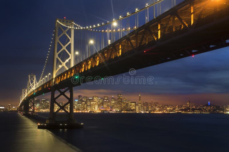 Мост и горизонт San Francisco Bay на заходе солнца стоковая фотография rf Мост и горизонт San Francisco Bay на заходе солнца стоковая фотография rf