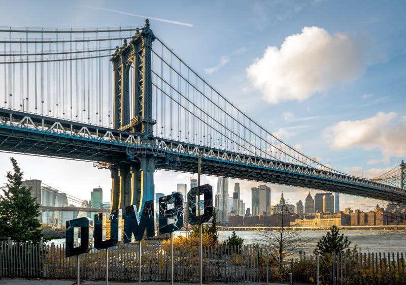 Мост Манхаттана и DUMBO подписывают - Нью-Йорк, США стоковая фотография rf Мост Манхаттана и DUMBO подписывают - Нью-Йорк, США стоковая фотография rf