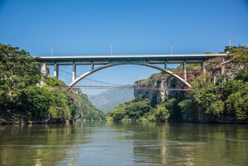Мост на Cañon del Sumidero Одичалое река на Чьяпасе Путешествие и a стоковое фото rf