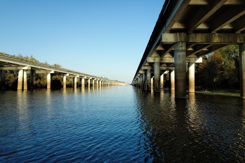 Мост таза Atchafalaya и межгосударственное 10 шоссе (I-10) над заболоченным рукавом реки Луизианы стоковое изображение rf Мост таза Atchafalaya и межгосударственное 10 шоссе (I-10) над заболоченным рукавом реки Луизианы стоковое изображение rf