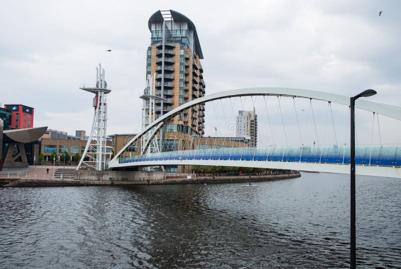 Мост тысячелетия на набережных Salford на банках канала корабля Манчестера в Salford и Trafford, большем Манчестере стоковые фотографии rf Мост тысячелетия на набережных Salford на банках канала корабля Манчестера в Salford и Trafford, большем Манчестере стоковые фотографии rf