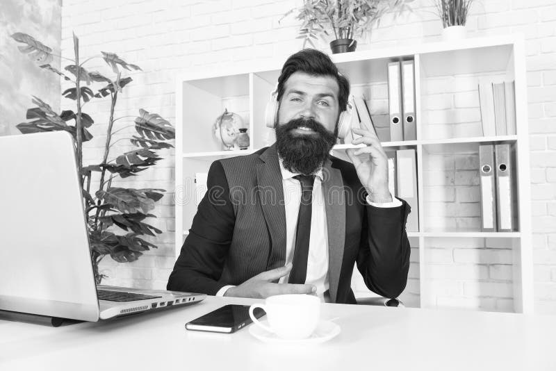 Мотивационная музыка Бухгалтерский страховой агент расслабляется с любимой музыкой Успешный бизнесмен Сотрудник офиса стоковое фото rf Мотивационная музыка Бухгалтерский страховой агент расслабляется с любимой музыкой Успешный бизнесмен Сотрудник офиса стоковое фото rf
