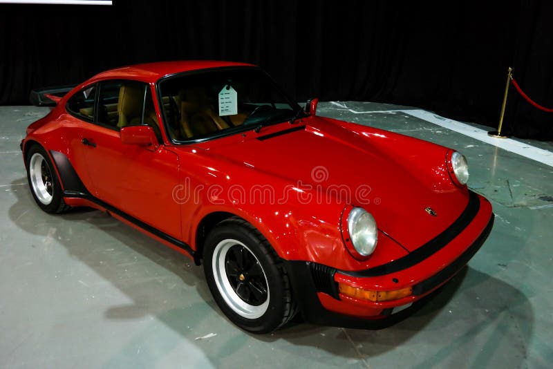 Мотор Дубай, угол Порше показывая их эпичное новое _Turbo s 911 автомобиля стоковая фотография Мотор Дубай, угол Порше показывая их эпичное новое _Turbo s 911 автомобиля стоковая фотография