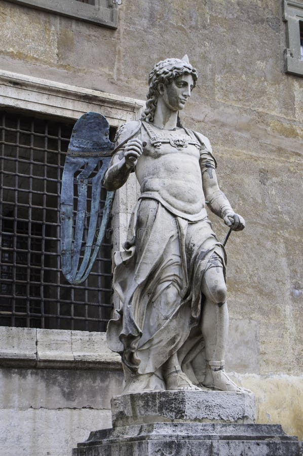 Мраморная скульптура ангела с бронзовыми крылами Raffaello da Montelupo стоковое фото Мраморная скульптура ангела с бронзовыми крылами Raffaello da Montelupo стоковое фото