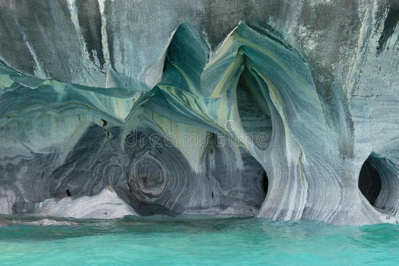 Мраморные caverns над открытым морем бирюзы, Чили стоковое фото rf Мраморные caverns над открытым морем бирюзы, Чили стоковое фото rf