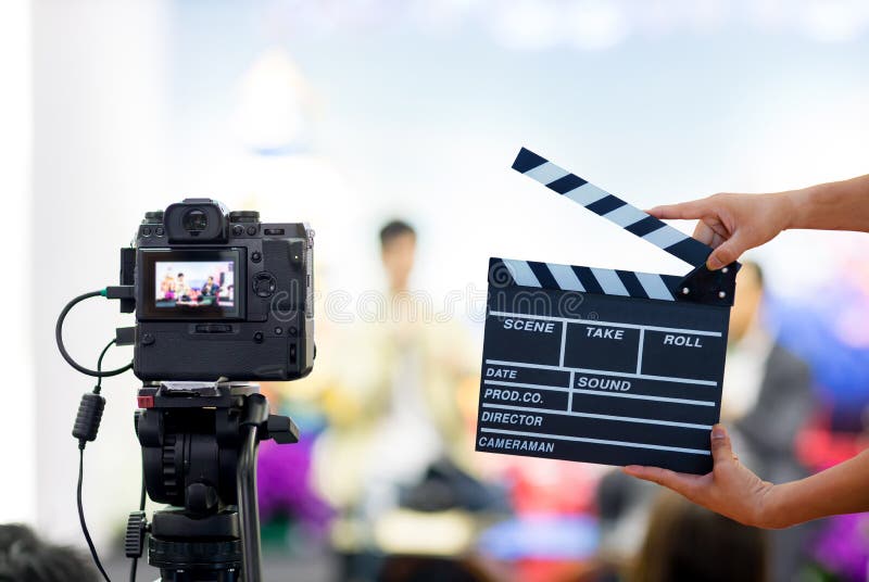 Мужская ладонь, держащая киноклаппер Концепция режиссера фотоаппарат show viewfinder изображение перехватить движение в интервью стоковые изображения rf