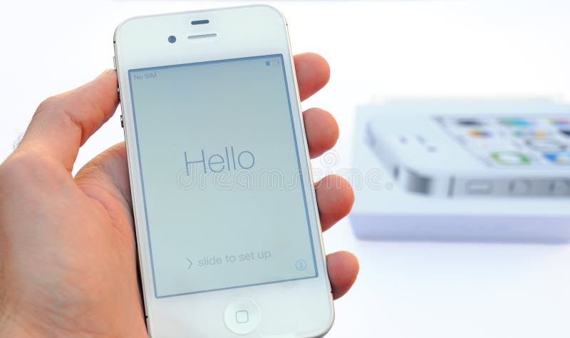 Мужская рука держа белый прибор Яблока Iphone выше и случай Iphone на предпосылке, изолированной в белой предпосылке стоковое изображение rf Мужская рука держа белый прибор Яблока Iphone выше и случай Iphone на предпосылке, изолированной в белой предпосылке стоковое изображение rf
