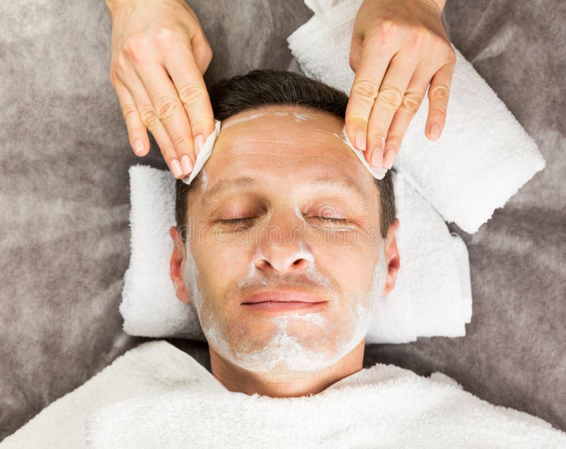 Мужская сторона с cream маской, руками профессионального cosmetologist стоковые изображения Мужская сторона с cream маской, руками профессионального cosmetologist стоковые изображения