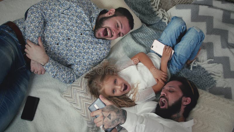 Мужские пары с Selfies с маленькой дочкой сток-видео - Видео насчитывающей девушка, человек: 174825179