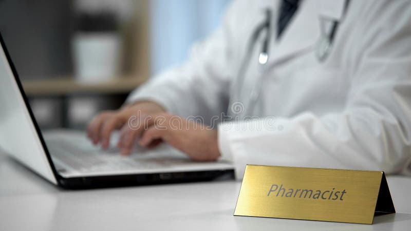 Мужской аптекарь заполняя вне медицинскую документацию, отпускаемые по рецепту лекарства, фармацию стоковые фотографии rf Мужской аптекарь заполняя вне медицинскую документацию, отпускаемые по рецепту лекарства, фармацию стоковые фотографии rf