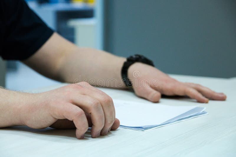 Мужской заявитель имея собеседование для приема на работу, работодателей читая резюме, спрашивая вопрос стоковое фото Мужской заявитель имея собеседование для приема на работу, работодателей читая резюме, спрашивая вопрос стоковое фото