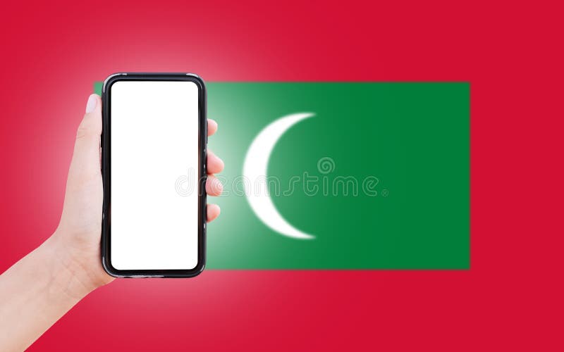 мужской ручной держатель смартфона, пустой на экране на фоне размытого флажка мальдивия. закрытое представление. иллюстрация вектора