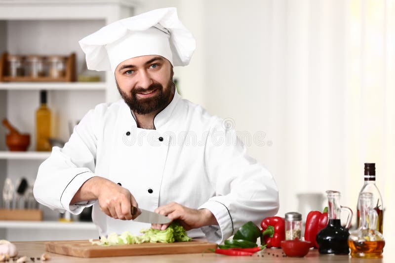Мужской шеф-повар варя в кухне стоковые изображения rf