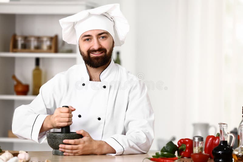 Мужской шеф-повар варя в кухне стоковые изображения rf