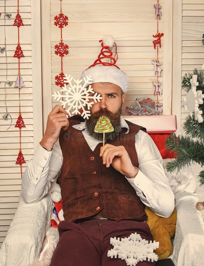 Мужчина Xmas с леденцом. Рождественские конфеты. С Рождеством. С Новым Годом. Праздник Рождества. Дед Мороз в Новый год стоковые фотографии rf
