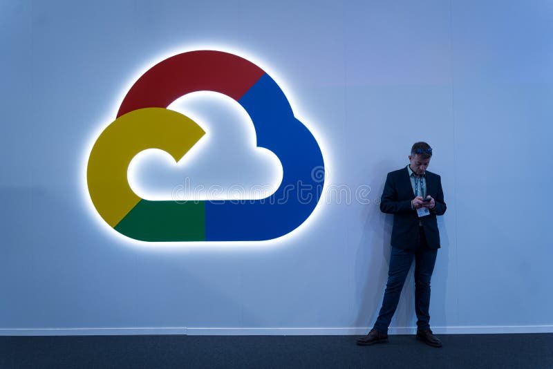 : Мужчина замечен рядом с логотипом Google Cloud на выставке Mobile World Congress 2025 MWC стоковое фото rf