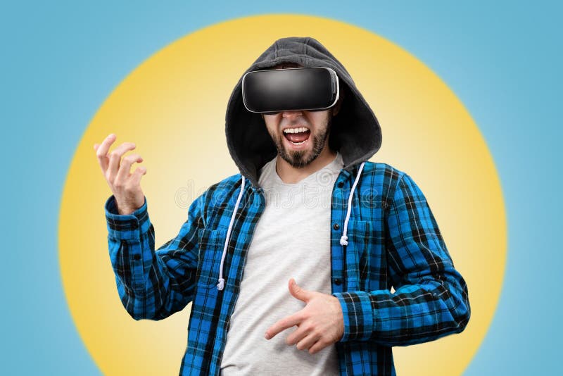 мужчина с удовольствием играет на воображаемой гитаре с помощью очков vr. желто-синий фон в фоновом режиме. виртуальная реальность стоковые изображения rf