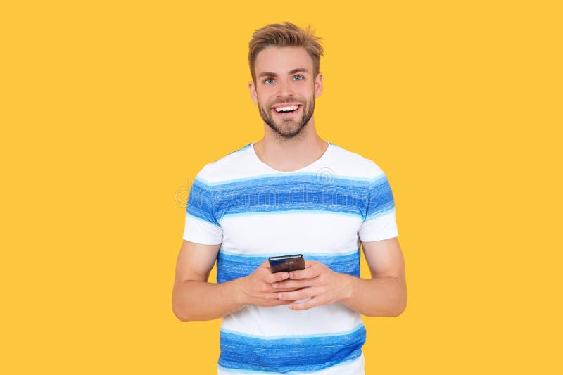 мужчина улыбается с помощью телефона, чтобы эффективно общаться. мужчина имеет телефонную связь. цифровая связь человека с