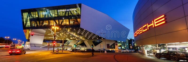 Музей Штутгарт Порше на architectu логотипа знамени Германии ночи стоковое фото Музей Штутгарт Порше на architectu логотипа знамени Германии ночи стоковое фото