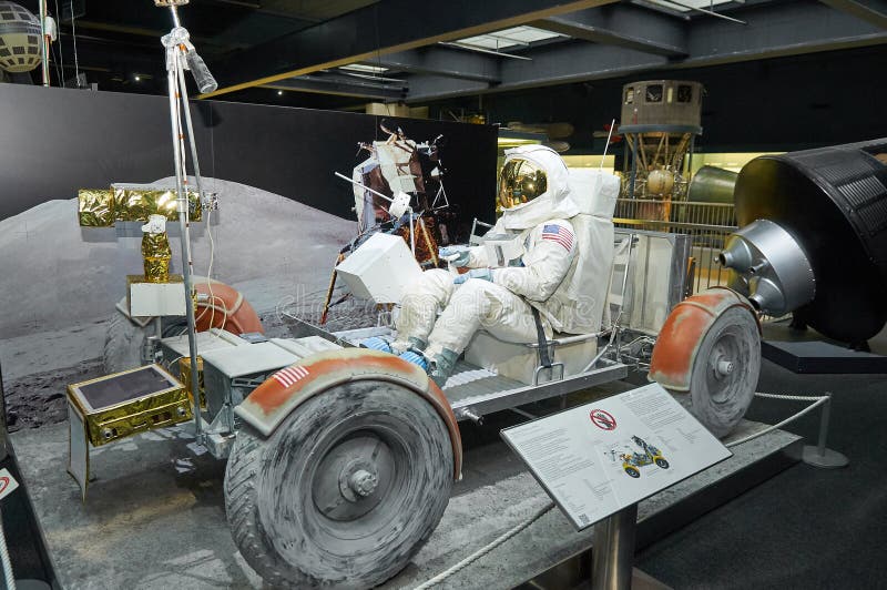 МЮНХЕН, ГЕРМАНИЯ, ЯНВАРЬ 15, 2013: Автомобиль луны Аполлон 17 apollo program NASA с американским космонавтом в белом костюме пило стоковое изображение rf МЮНХЕН, ГЕРМАНИЯ, ЯНВАРЬ 15, 2013: Автомобиль луны Аполлон 17 apollo program NASA с американским космонавтом в белом костюме пило стоковое изображение rf