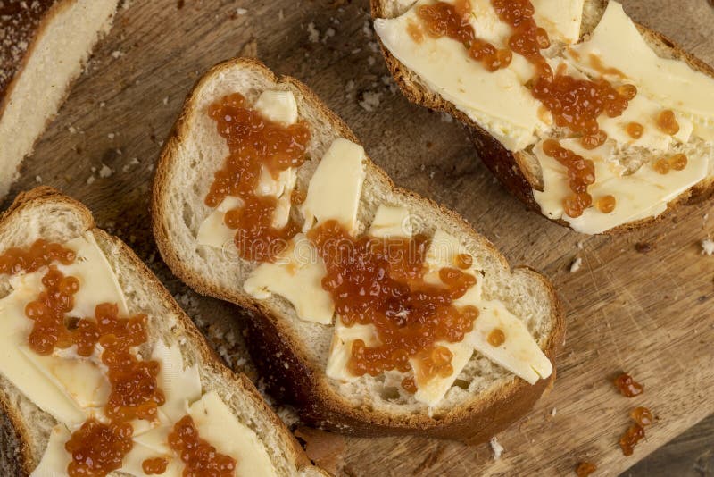 мягкий буханок пшеничной муки с маслом и красной лососевой икрой стоковые фото