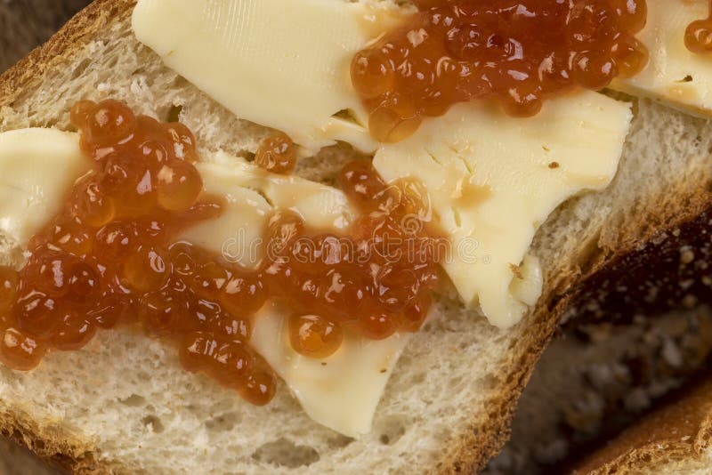 мягкий буханок пшеничной муки с маслом и красной лососевой икрой стоковые изображения rf