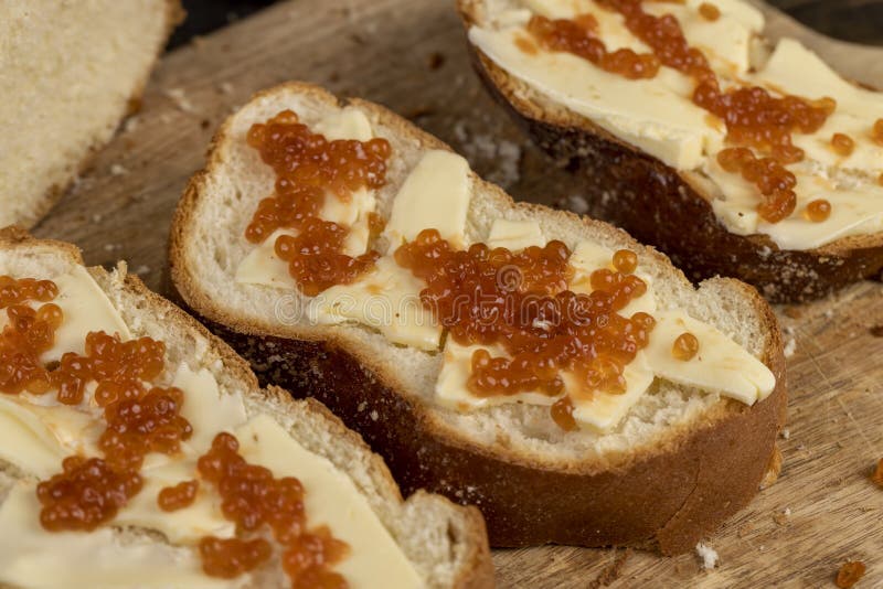мягкий буханок пшеничной муки с маслом и красной лососевой икрой стоковые изображения rf