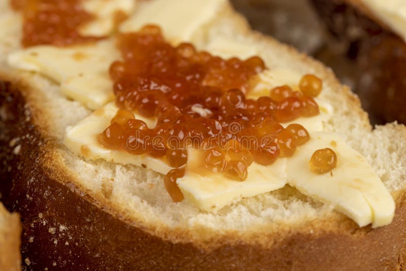 мягкий буханок пшеничной муки с маслом и красной лососевой икрой стоковое изображение rf