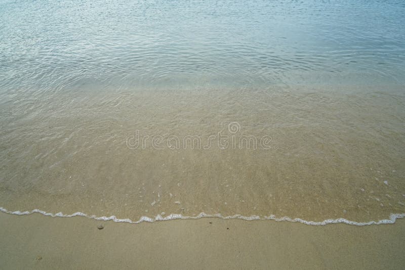 Мягкий пастельный чистый песчаный пляж с свежей ясной морской водой и белая пенообразная волна выравнивают предпосылку и copyspac стоковые изображения Мягкий пастельный чистый песчаный пляж с свежей ясной морской водой и белая пенообразная волна выравнивают предпосылку и copyspac стоковые изображения