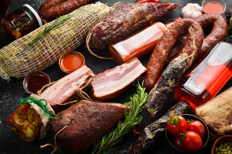 мясной баннер. набор колбас из копченого мяса салями и соленого мяса. стоковое фото rf