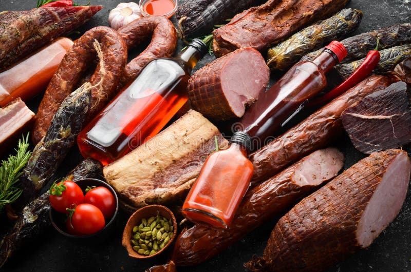 мясной баннер. набор колбас из копченого мяса салями и соленого мяса. стоковые фото