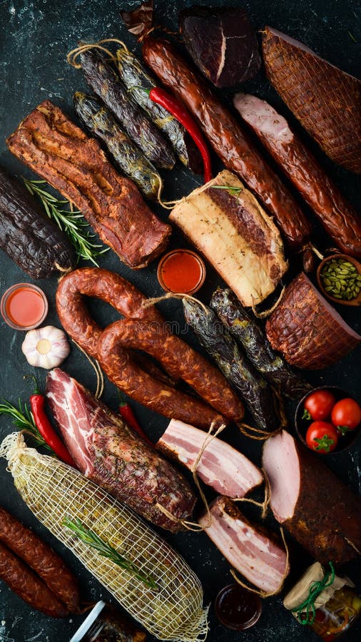 мясной баннер. набор колбас из копченого мяса салями и соленого мяса. стоковая фотография rf