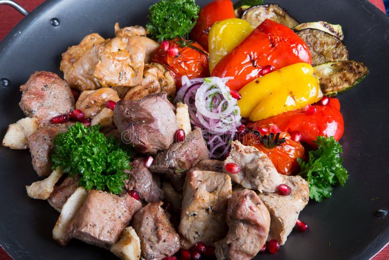 Мясо Kebab с зажаренными овощами стоковые изображения Мясо Kebab с зажаренными овощами стоковые изображения