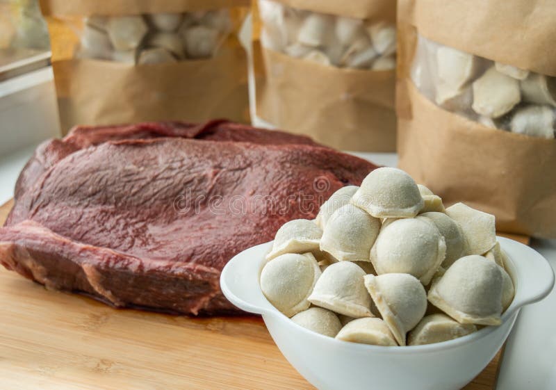 Мясо баннера и пельмени на кухне стоковое фото