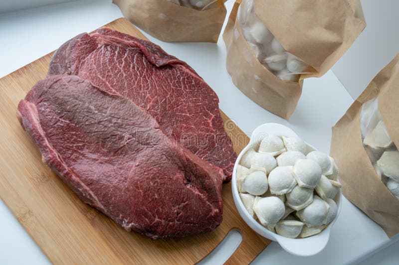 Мясо баннера и пельмени на кухне стоковая фотография