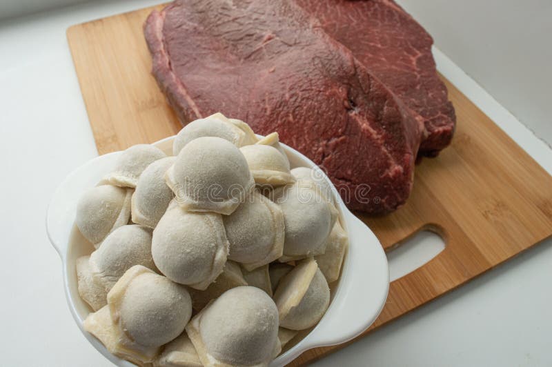 Мясо баннера и пельмени на кухне стоковое фото rf