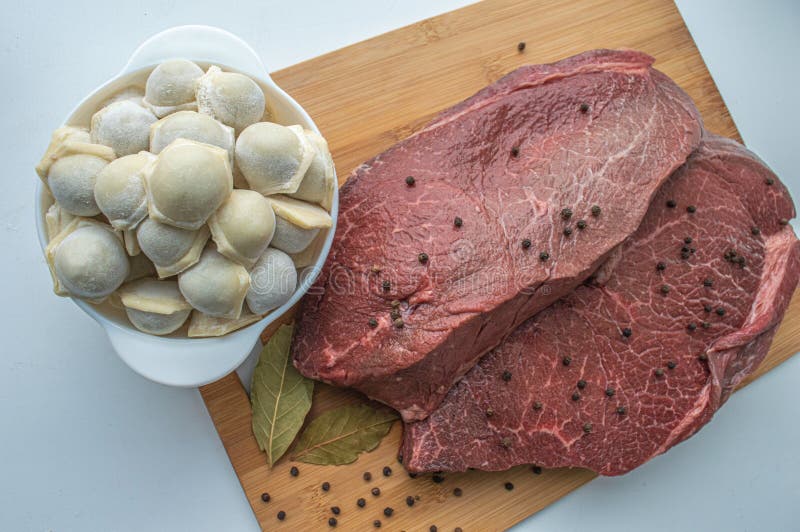 Мясо баннера и пельмени на кухне стоковое изображение rf